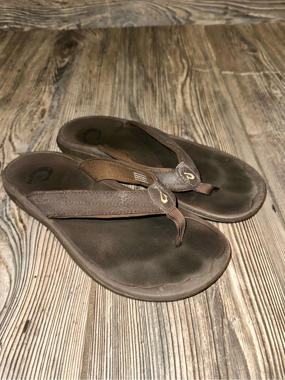 OluKai Women’s Brown Leather Flip Flop Sandals Soft Sole Size 7 Water Beach